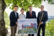 v.l.: Andreas Winkelhofer, Geschäftsführer Oberösterreich Tourismus, Ingrid Lindlbauer, Hüttenwirtin Hofalm, Wirtschafts- und Tourismus-Landesrat Markus Achleitner, Thomas Poltura, Landesobmann Oberösterreichischer Alpenverein Vier Personen stehen in der Natur und halten ein Plakat in der Hand.