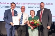 v.l.: Wirtschafts- und Sport-Landesrat Markus Achleitner, Hermann und Rosa Kaindlstorfer und der aktuell Vorsitzende des OÖ-Landessportrats, Präsident LAbg. Tobias Höglinger. Emotionaler Moment: Hermann Kaindlstorfer (OÖ. Judolandesverband) aus Natternbach widmete sein Landes-Sportehrenzeichen in Gold seiner Frau Rosa. Sie spendete ihm 2017 eine Niere und ermöglichte ihm dadurch, sich weiterhin mit großer Leidenschaft als Funktionär und Wettkampfrichter im Judosport zu engagieren. Vier Personen stehen vor einer Sport-Wand und lächeln mit Auszeichnungen in der Hand in die Kamera.