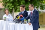 v.l.: Ingrid Lindlbauer, Hüttenwirtin Hofalm, Thomas Poltura, Landesobmann Oberösterreichischer Alpenverein, Andreas Winkelhofer, Geschäftsführer Oberösterreich Tourismus, Wirtschafts- und Tourismus-Landesrat Markus Achleitner Ein Herr steht vor einem Tisch mit Mikrofonen und spricht ins Publikum