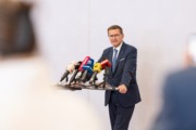 Wirtschafts-Landesrat Markus Achleitner Ein Herr steht an einem Pult mir vielen Mikrofonen und spricht ins Publikum.