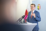 Wirtschafts-Landesrat Markus Achleitner Ein Herr steht an einem Redepult und spricht ins Mikrofon.