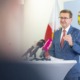 Ein Herr steht an einem Redepult und spricht ins Mikrofon.