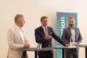 Herbert Stöger (Geschäftsführer x-tention group), Wirtschafts-Landesrat Markus Achleitner und Martin Oberndorfer (Stadtrat für Wirtschaft in Wels). Dre HErren stehen vor Stehtischen und sprechen miteinander.