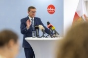Wirtschafts-Landesrat Markus Achleitner Ein Mann steht an einem Pult mit Mikrofonen und spricht.