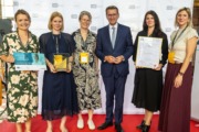 Kategorie „Nachhaltig“ – Großunternehmen: Fritz Holter GmbH/HOLTER GmbH - v.l.: Elisabeth Liebenstein, Karin Kainmüller, Andrea Helfenschneider, Wirtschafts-Landesrat Markus Achleitner, Gisela Ahrer, HCM-Beiratssprecherin Martina Hamedinger (FACC AG). Sechs Personen stehen vor einer Fotowand und halten Urkunden in der Hand.