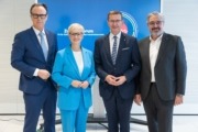 Ebenso wie Wirtschafts-Landesrat Markus Achleitner sehen auch die oberösterreichischen Standort- und Sozialpartner Wirtschaftskammer OÖ, Arbeiterkammer OÖ und Industriellenvereinigung OÖ in der Ansiedlung von Google in Kronstorf wichtige Impulse für Wertschöpfung, Innovation und die weitere Zukunftsfähigkeit des Standorts. V.l.: DI Dr. Joachim Haindl-Grutsch, Geschäftsführer Industriellenvereinigung OÖ, Mag.a Doris Hummer, Präsidentin Wirtschaftskammer OÖ, Wirtschafts-Landesrat Markus Achleitner und Andreas Stangl, Präsident Arbeiterkammer OÖ. Vier Personen stehen vor einer blauen Wand uns lächeln in die Kamera.