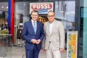 Zwei Herren stehen vor einem Fussl Modestraßen Geschäft.