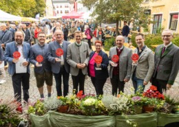 Viele Menschen stehen an einem Ort in der Natur.