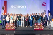 Alle Gewinnerinnen und Gewinner des EDISON 2026 mit Wirtschafts-Landesrat Markus Achleitner und den Laudatorinnen und Laudatoren. Sehr viele Personen stehen auf einer Bühne und lächeln in die Kamera.