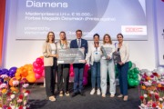 EDISON ChangeMaker Gewinnerinnen - v.l.Clara Ganhör, Eva Scharnagl, Wirtschafts-Landesrat Markus Achleitner, Marlene Rezk-Füreder, Angelika Lackner, Wirtschaftskammer Vize-Präsidentin Lisa Sigl. Sechs Personen stehen auf einer Bühne und halten ein Plakat in der Hand.