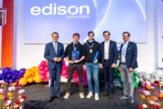 EDISON HIGHTECH Gewinner – v.l. Wirtschafts-Landesrat Markus Achleitner, Marc Lindorfer, Edwin Schneider (Flatwise), Lukas Keplinger (tech2b), Thomas Meneder (OÖ Hightechfonds). Fünf Personen stehen auf einer Bühne und haben eine Medaillie am Kopf.