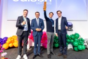 EDISON MEDTECH Gewinner – v.l. Günther Hüll (GE Healthcare), Wirtschafts-Landesrat Markus Achleitner, Maximilian Schneider (Wholomics), Lukas Keplinger (tech2b). Vier Personen stehen auf einer Bühne und halten ein Plakat in der Hand.