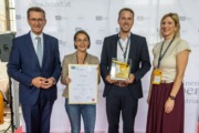Kategorie „Innovativ“ – Großunternehmen: BMW Motoren GmbH - v.l.: Wirtschafts-Landesrat Markus Achleitner, Nicole Dorfer, Josef Pilstl, HCM-Beiratssprecherin Martina Hamedinger (FACC AG). Vier Personen stehen nebeneinander und halten eine Urkunde in der Hand.