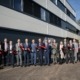 Oberösterreichs Landeshauptmann Thomas Stelzer und Wirtschaftslandesrat Markus Achleitner mit weiteren Personen bei einem gemeinsamen Fototermin vor einem neue eröffneten Gebäude.
