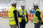Landesrat Markus Achleitner tauscht sich bei einer Baustellenbesichtigung mit Mitarbeitern der Zauner Group über das Projekt aus.