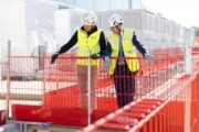 Landesrat Markus Achleitner besichtigt gemeinsam mit einem Mitarbeiter der Zauner Group eine Baustelle und informiert sich über den Baufortschritt.